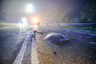 Aichtal: Schwerer Verkehrsunfall bei Nebel auf der B312 - Riesiges Truemmerfeld und mehrere Verletzte - Bundesstrasse voll gesperrt 