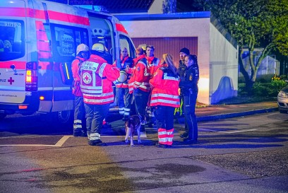Ostfildern: Brand auf einem Balkon in einem Hochhaus, fuehrt zu einem Grosseinsatz - Bewohner verletzt Feuerwehr rettet Hund