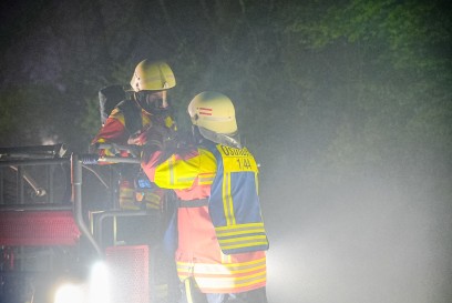 Ostfildern: Brand auf einem Balkon in einem Hochhaus, fuehrt zu einem Grosseinsatz - Bewohner verletzt Feuerwehr rettet Hund