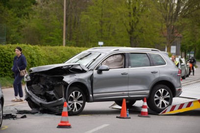 Jaegerhaus: VW Fahrer nimmt Mercedes Fahrer die Vorfahrt