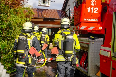 Bissingen: Brand nach Blitzeinschlag - Mehrere Feuerwehren im Einsatz - Gewitterfront mit Blitzen und Hagel zieht ueber Bissingen vorbei