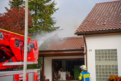 Bissingen: Brand nach Blitzeinschlag - Mehrere Feuerwehren im Einsatz - Gewitterfront mit Blitzen und Hagel zieht ueber Bissingen vorbei