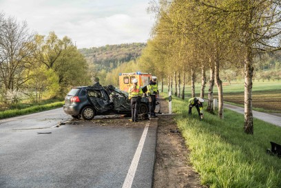 Weil der Stadt: VW kracht gegen Baum - Fahrer schwer verletzt Rettungshubschrauber im Einsatz