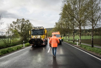 Weil der Stadt: VW kracht gegen Baum - Fahrer schwer verletzt Rettungshubschrauber im Einsatz