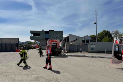 Reutlingen: Grosseinsatz anlaesslich Brand in Wertstoffhof - Millionenschaden 