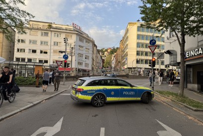 Stuttgart: Mercedes faehrt in SSB-Halltestelle Olgaeck - 8 Verletzte 