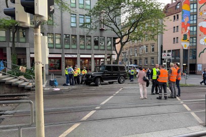 Stuttgart: Mercedes faehrt in SSB-Halltestelle Olgaeck - 8 Verletzte 