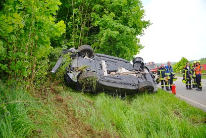 Bempflingen: B313 schwerer Frontalcrash zwischen zwei PKW - dritter PKW liegt auf dem Dach - mehrere Schwerverletzte - Rettungshubschrauber im Einsatz 