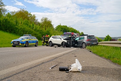 Bempflingen: B313 schwerer Frontalcrash zwischen zwei PKW - dritter PKW liegt auf dem Dach - mehrere Schwerverletzte - Rettungshubschrauber im Einsatz 