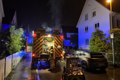 Korntal: Dachstuhlbrand nach Blitz Einschlag - Flammen Bilder