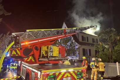 Korntal: Dachstuhlbrand nach Blitz Einschlag - Flammen Bilder