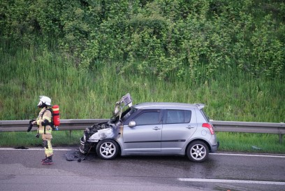 Goeppingen: PKW brennt auf B10 - Vollsperrung