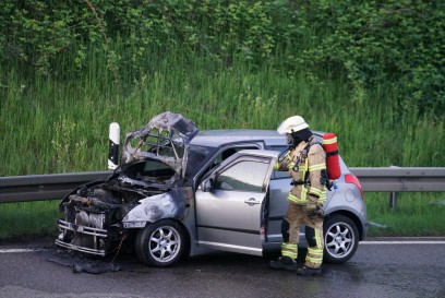 Goeppingen: PKW brennt auf B10 - Vollsperrung