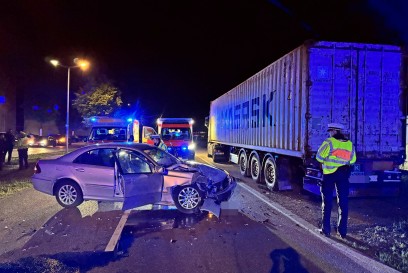 Sindelfingen: Mercedes kracht in geparkten LKW - 2 verletzte 