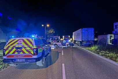 Sindelfingen: Mercedes kracht in geparkten LKW - 2 verletzte 