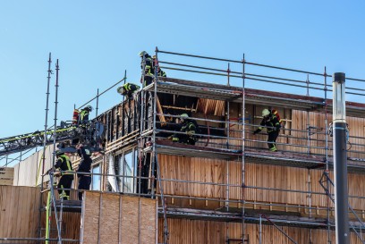 Renningen: Fassade am Schulgebaeude brennt