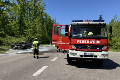 Leonberg-Warmbronn: Opel brennt vollstaendig aus