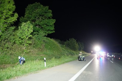 Wendlingen A8: Zu viel PS fuer einen 20-Jaehrigen Bei einem Autorennen am Dienstag auf der A8 verunfallte ein 20-Jaehriger auf der A8