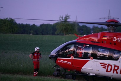 Schlierbach: Rettungshubschrauber fuer Verletztentransport am Ortsrand gelandet