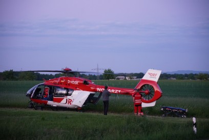 Schlierbach: Rettungshubschrauber fuer Verletztentransport am Ortsrand gelandet
