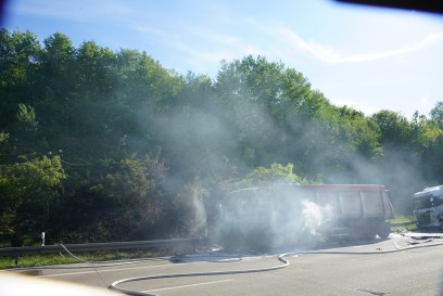 Gruibingen A8: Schwerer Verkehrsunfall auf der A8 - brennender LKW und 10 km Stau