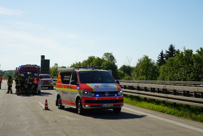 Gruibingen A8: Schwerer Verkehrsunfall auf der A8 - brennender LKW und 10 km Stau