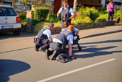 Notzingen: PKW Fahrer faehrt durch Ort rammt mehrere Fahrzeuge und auch Personen - Anwohner sprechen von Amokfahrt - mehrere Verletzte 