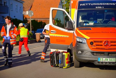 Notzingen: PKW Fahrer faehrt durch Ort rammt mehrere Fahrzeuge und auch Personen - Anwohner sprechen von Amokfahrt - mehrere Verletzte 