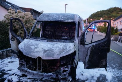 Aichelberg: Transporter brennt voellig aus