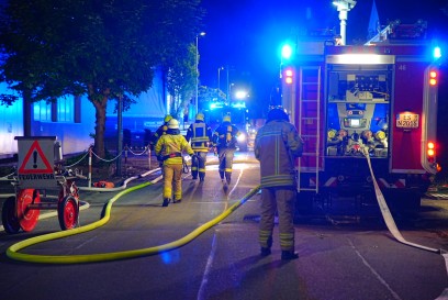 Neckartailfingen: Brand in Recycling Firma - Flammen kilometerweit sichtbar