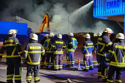 Neckartailfingen: Brand in Recycling Firma - Flammen kilometerweit sichtbar