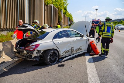 Weilheim: A8 FR Stuttgart Verkehrsunfall zwischen zwei PKW fordert Stau und zeitweise Vollsperrung- zwei Verletzte 