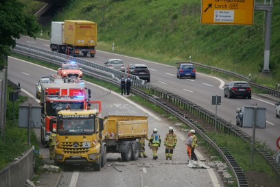 Goeppingen: LKW Anhaenger kippt auf B10