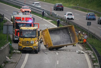 Goeppingen: LKW Anhaenger kippt auf B10