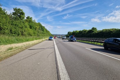 Herrenberg:  Mercedes ueberschlaegt sich und landet neben der Autobahn 