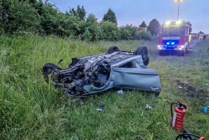 Oberjettingen: Audi Fahrer verursacht Auffahrunfall und schanzt anschliesend ueber Kreisververkehr