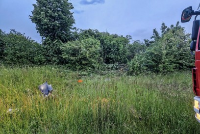 Oberjettingen: Audi Fahrer verursacht Auffahrunfall und schanzt anschliesend ueber Kreisververkehr