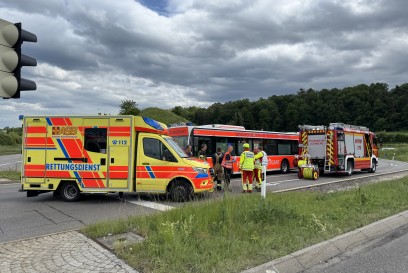 Leonberg: Schwerer Unfall in der Autobahnauffahrt Leo-West - Grossraumrettungswagen der BF Stuttgart im Einsatz.