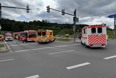 Leonberg: Schwerer Unfall in der Autobahnauffahrt Leo-West - Grossraumrettungswagen der BF Stuttgart im Einsatz.