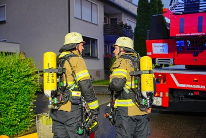 Deizisau: Kellerbrand fordert Verletzte - Feuerwehr rettet Bewohner in Mehrfamilienhaus ueber Drehleiter 