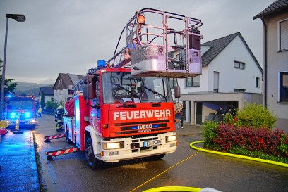 Deizisau: Kellerbrand fordert Verletzte - Feuerwehr rettet Bewohner in Mehrfamilienhaus ueber Drehleiter 