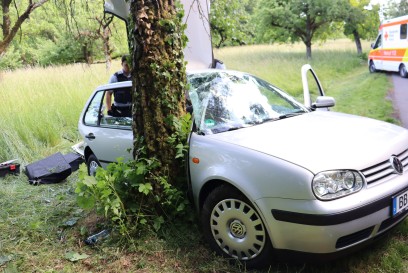Herrenberg: Pkw mit vier Insassen kracht gegen ein Baum- mehrere Verletzte 