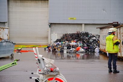 Holzheim: Elektroschrottbrand fuehrt zu Grosseinsatz - Schwarze rauschsaeule Kilometer weit sichtbar 