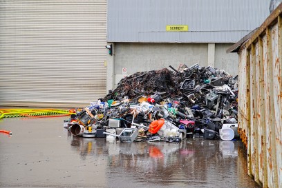 Holzheim: Elektroschrottbrand fuehrt zu Grosseinsatz - Schwarze rauschsaeule Kilometer weit sichtbar 