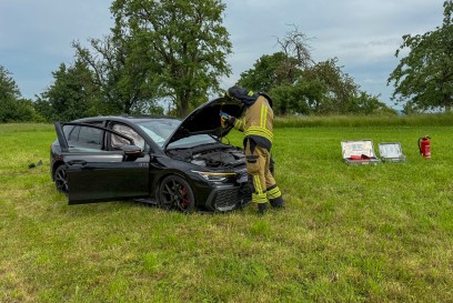 Schlierbach: GTI Fahrer noetigt mehrere Verkehrsteilnehmer versucht zu ueberholen und kollidiert mit PKW - Fahrer hatte Kind an Board! - mehrere Verletzte 