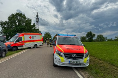 Schlierbach: GTI Fahrer noetigt mehrere Verkehrsteilnehmer versucht zu ueberholen und kollidiert mit PKW - Fahrer hatte Kind an Board! - mehrere Verletzte 