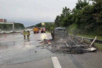 Sindelfingen: 7,5 Tonner Brennt auf A8 vollstaendig aus