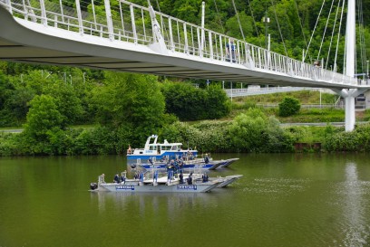 Hassmersheim: Polizeihubschrauber uebt die Rettungitnder Winde 