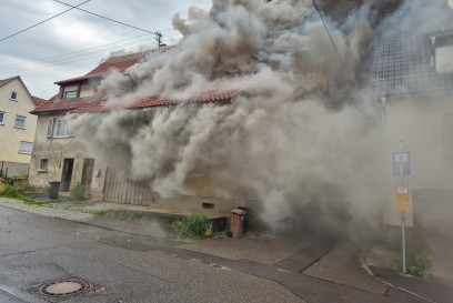 Filderstadt-Sillmingen:Brand in Wohnung mit Scheune - Flammen schlagen aus dem Gebaeude - MASSIVE Rauchentwicklung