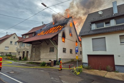 Filderstadt-Sillmingen:Brand in Wohnung mit Scheune - Flammen schlagen aus dem Gebaeude - MASSIVE Rauchentwicklung